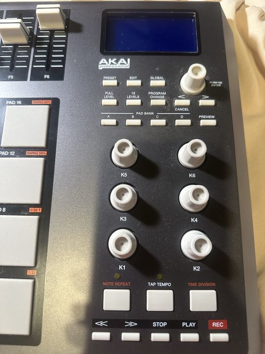 MIDI-контролер AKAI MPD 26 для тих, хто ще вірить шо можна заробити музикою :)