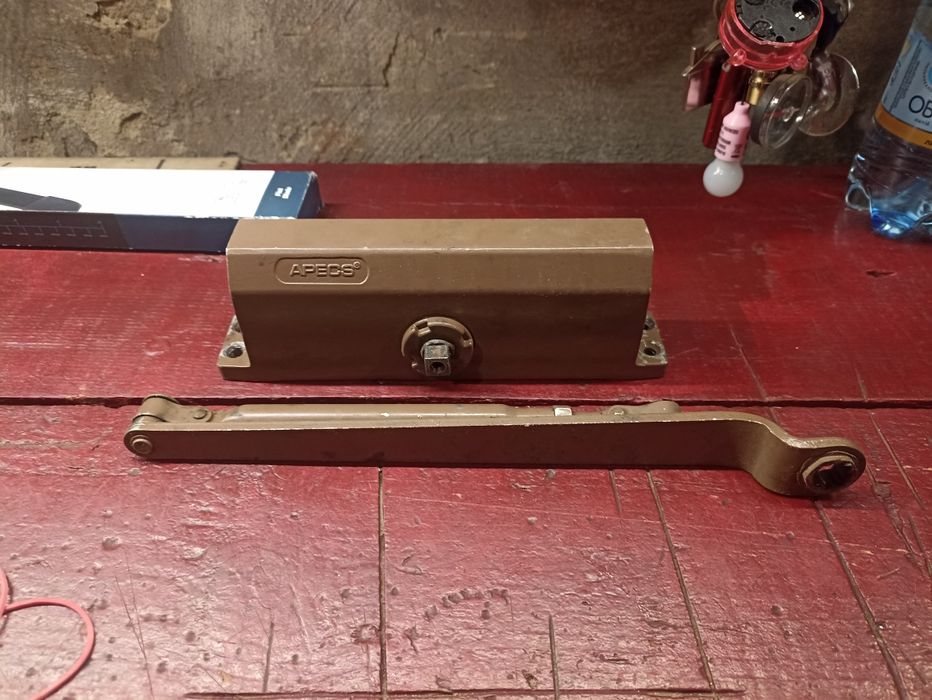 Продам доводчик дверной APECS!