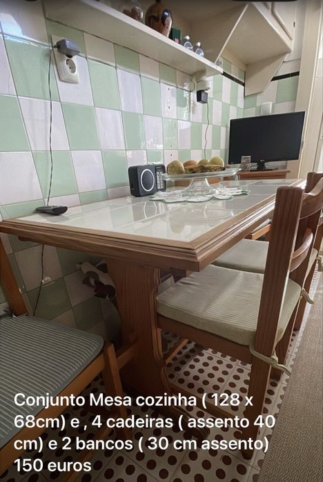 Mesa cozinha com 4 cadeiras e 2 bancos