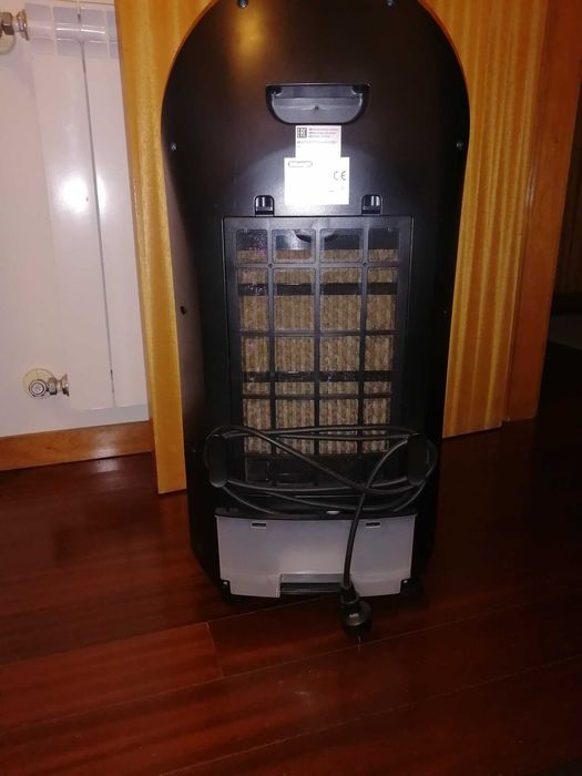 Climatizador Evaporativo Delonghi EV 250 BK, portátil e com garantia