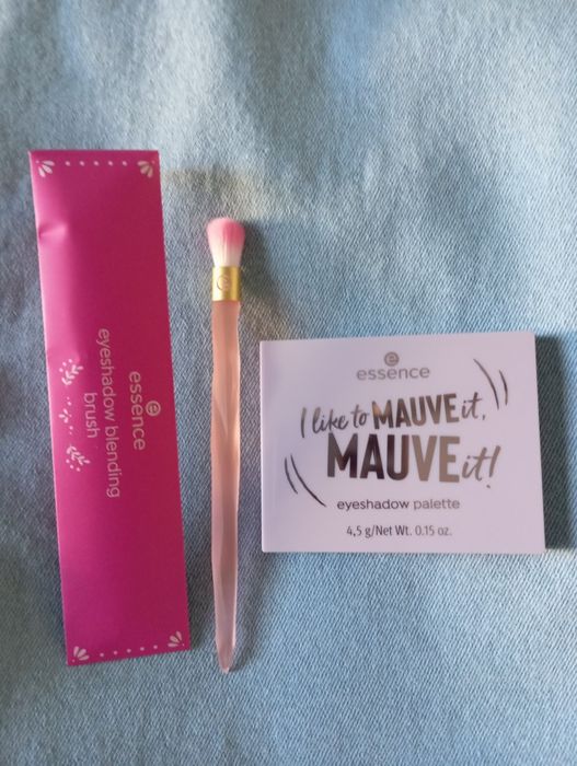 Paletka cieni do powiek + pędzelek do oczu Essence