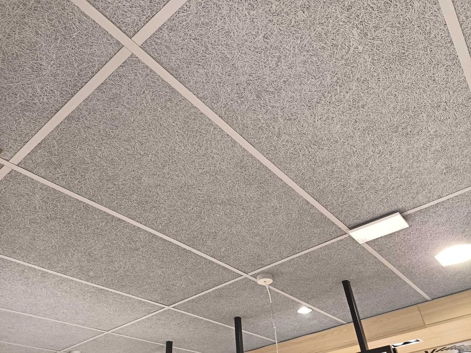 Sufit podwieszany kasetonowy modułowy Heradesign wióry drzewny Hera