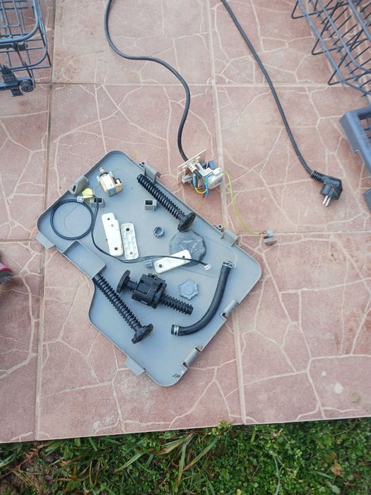 Sprzedam zmywarke whirlpool wic3C23PF czesci