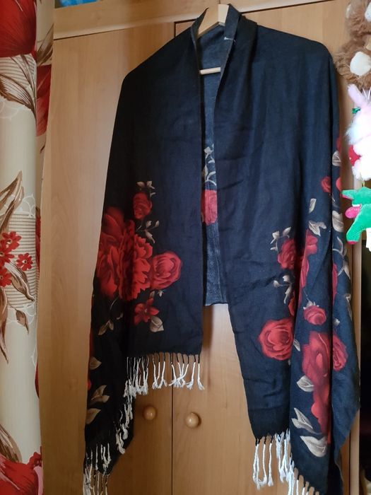 Szal apaszka nowa czarna w piękne czerwone róże