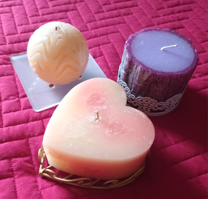 Três velas com bases/suportes