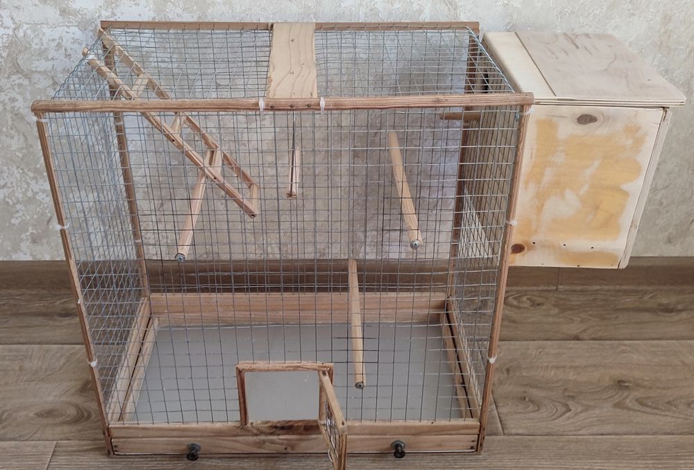 Клетка для попугаев с гнездом .самодельная.б/у