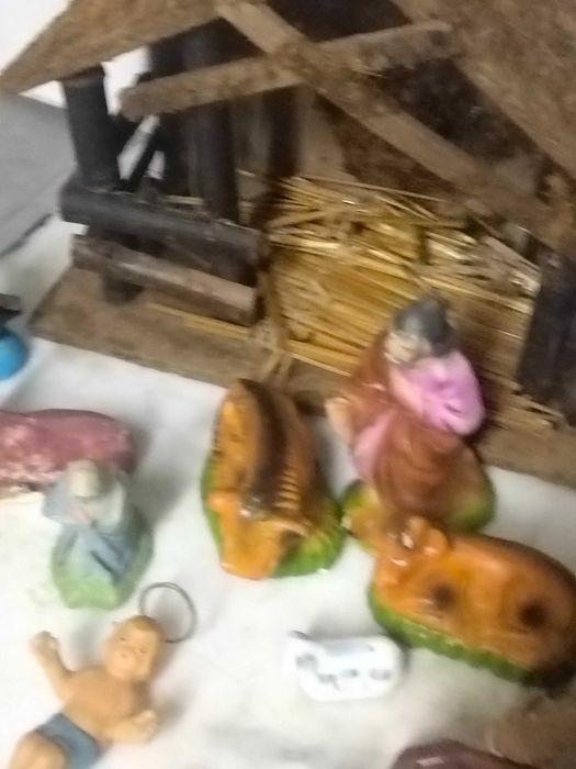 Peças de barro para presépio de natal entre outras coisas