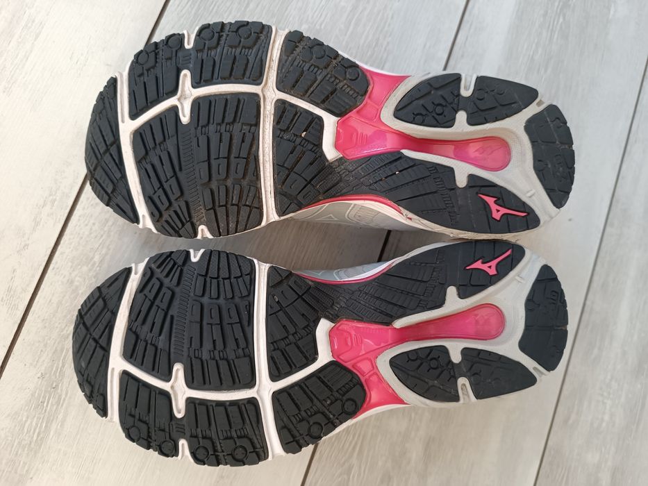 Кросівки Mizuno 38 розміру