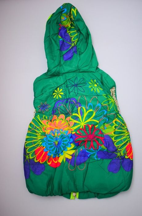 Жилетка безрукавка зелена з капюшоном 2 роки