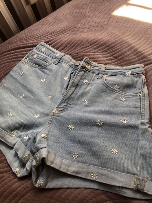 Krótkie szorty z wysokim staniem w stokrotki stradivarius