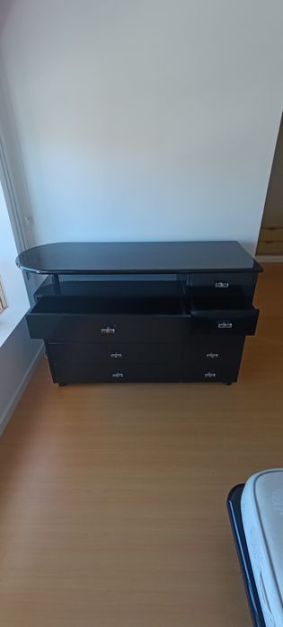 Cómoda elegante em preto