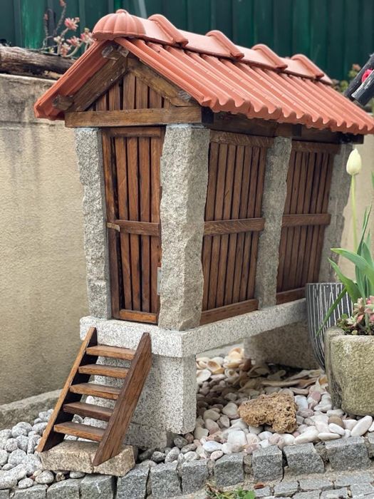 Canastro/espigueiro em pedra