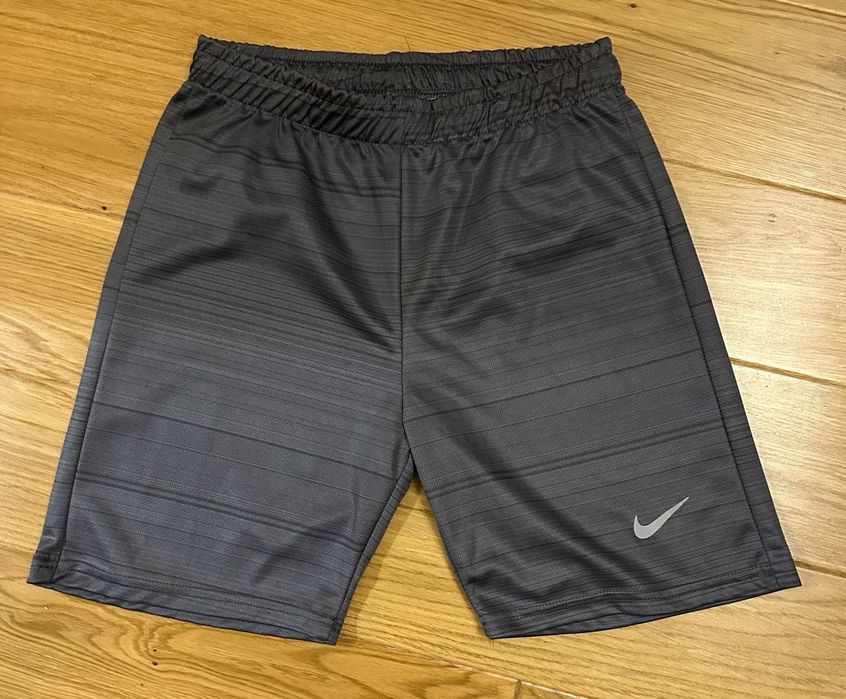 Сірі тренувальні шорти Nike 14-17 років
