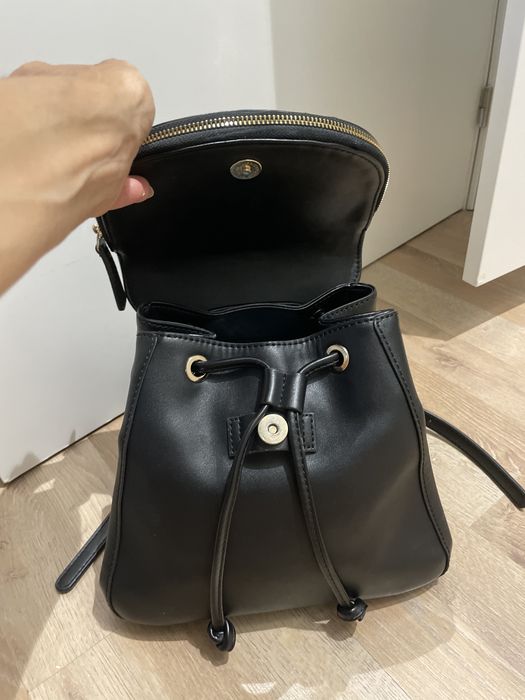 Mochila preta da GUESS em bom estado