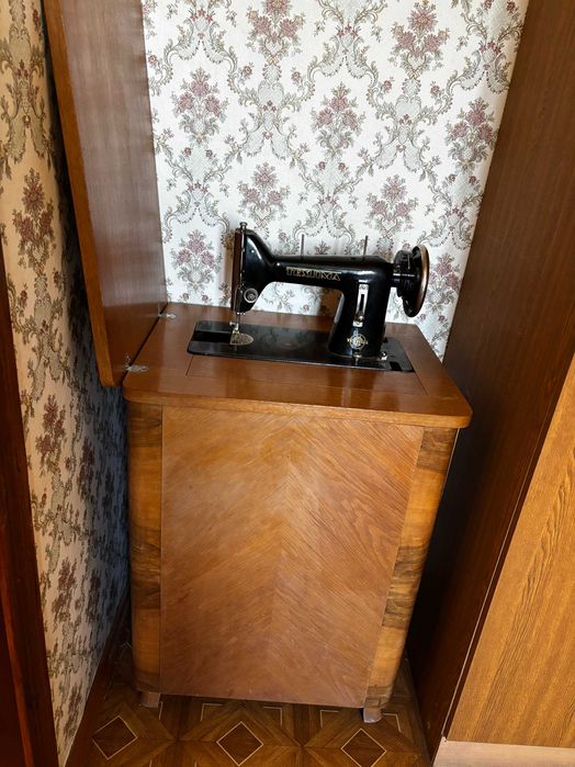 машинка швейна ножна