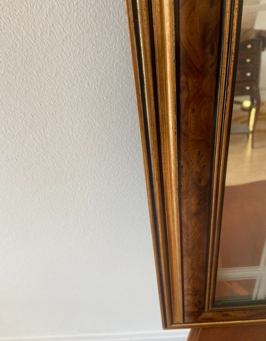 Quadro com desenho em relevo espelhado