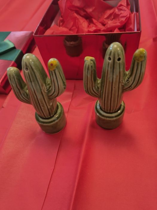 Pimenteiro e Saleiro em porcelana