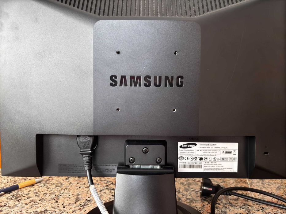 Torre PC LG + Ecrã Samsung SyncMaster 920 NW - Ótimo estado