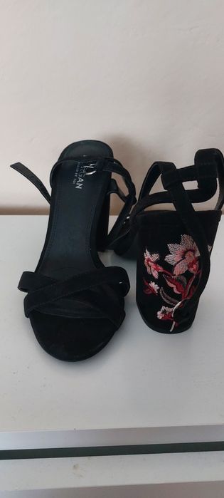 Nowe Sandałki z haftem Morgan de toi