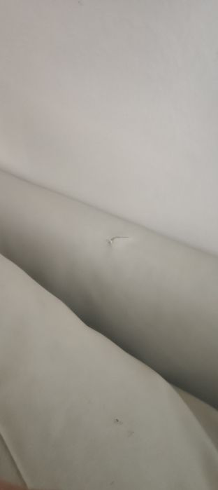 Sofá cor bege em pele sintética