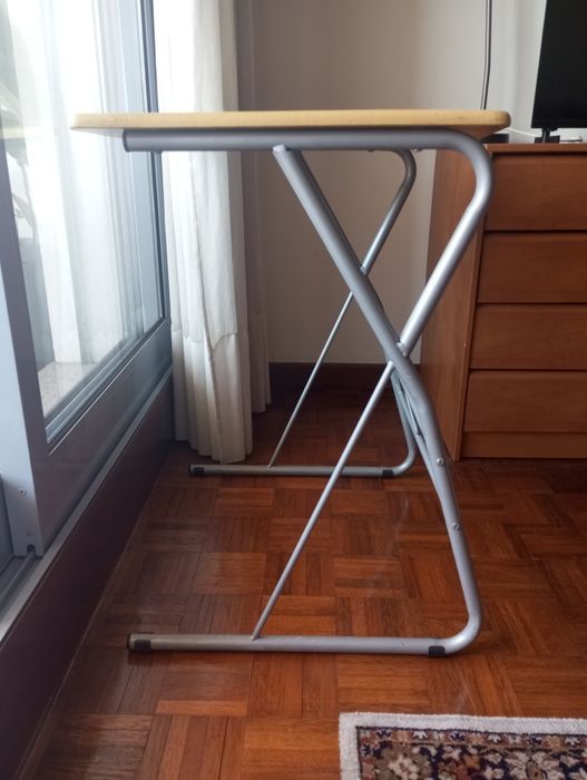 Mesa de costura em bom estado