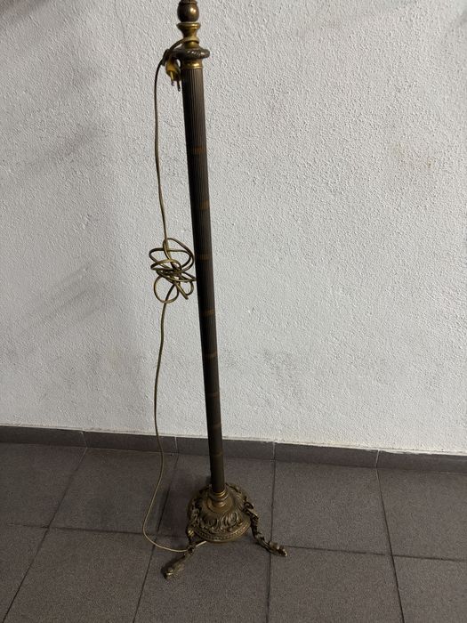 Candeeiro pé alto,em bronze