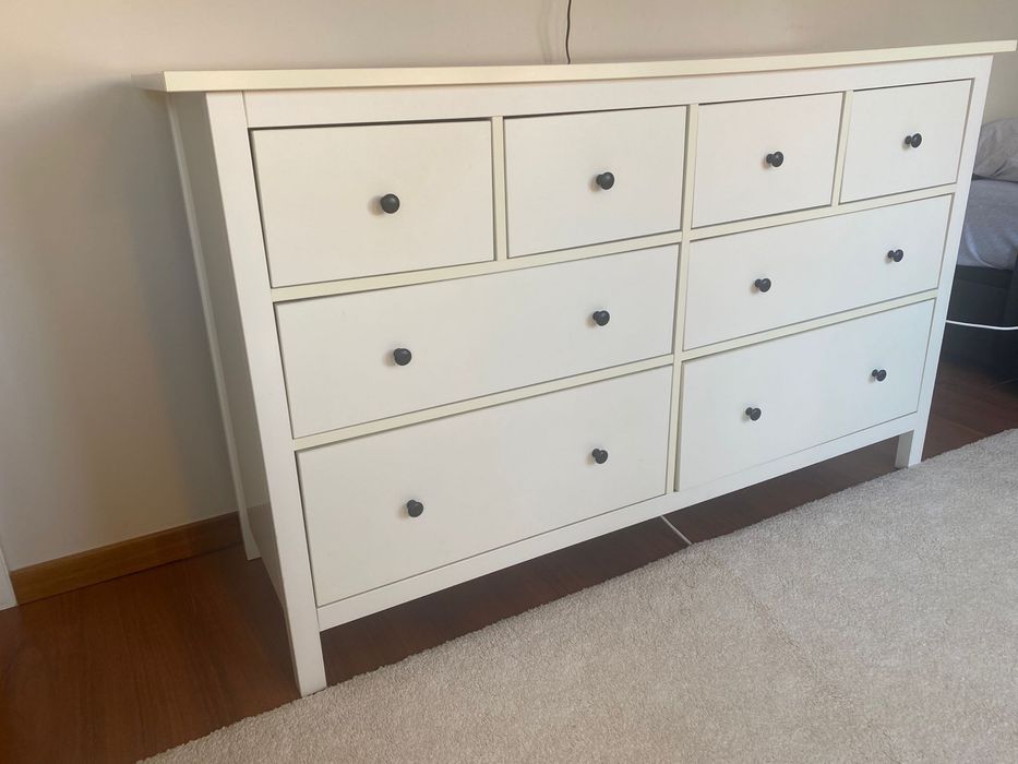 Cómoda IKEA HEMNES 8 gavetas — velatura branca | Muito bom estado