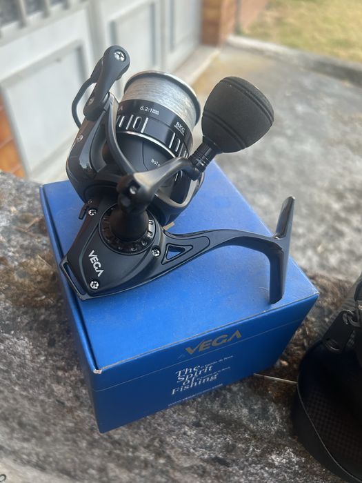 Cana de pesca daiwa spinning carbono + carreto vega + amostras