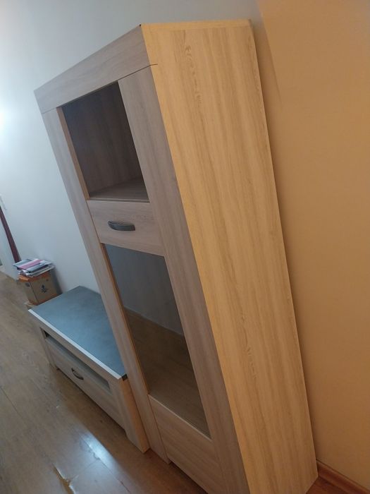 Mesa de TV e cristaleira