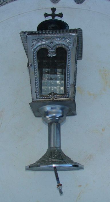 Lanterna para Campas/Jazigo no Cemitério com cruz.