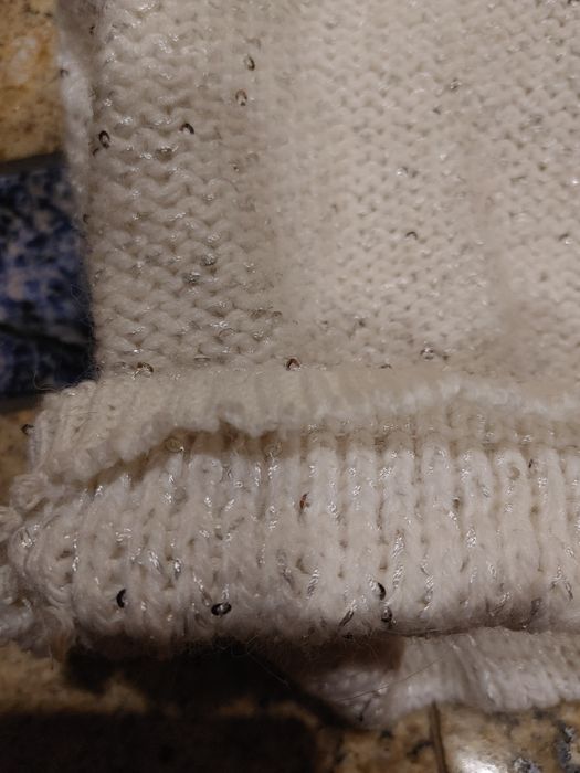 Biała czapka z cekinami s