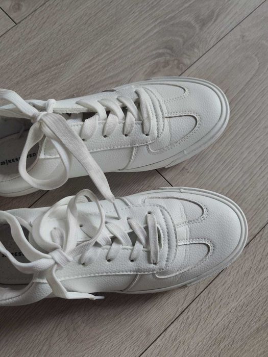 Buty sneakersy biale Reserved jak nowe 39