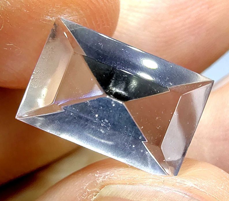 Топаз бесцветный белый прозрачный фантазийной огранки