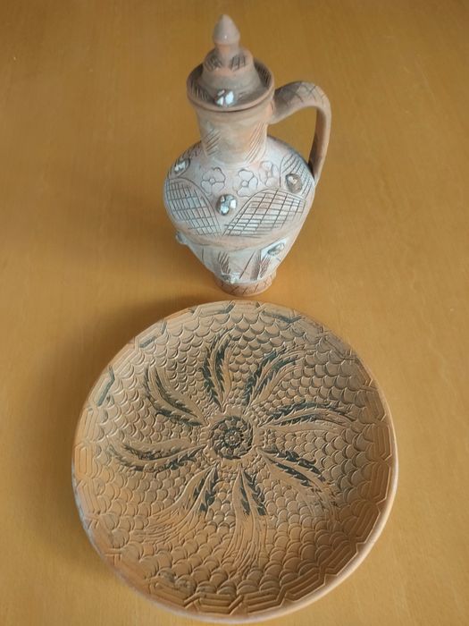 Conjunto de loiça antiga em cerâmica.