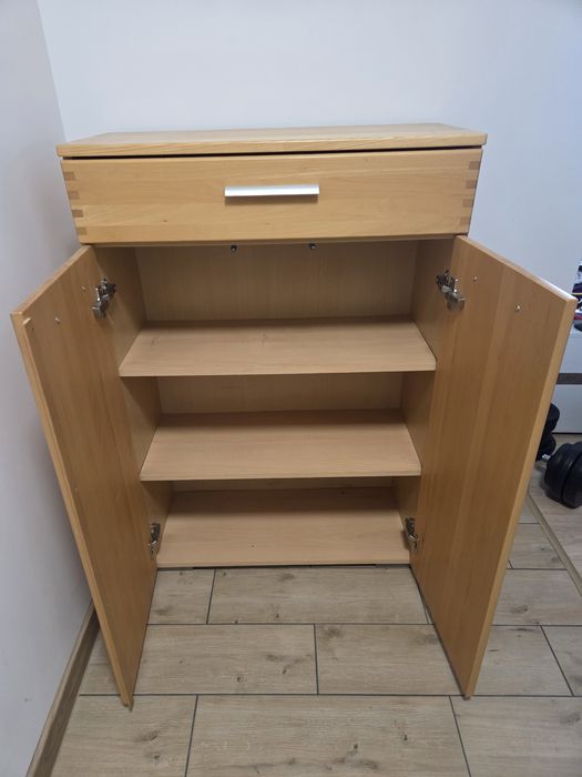 Komoda w kolorze drewna wąska