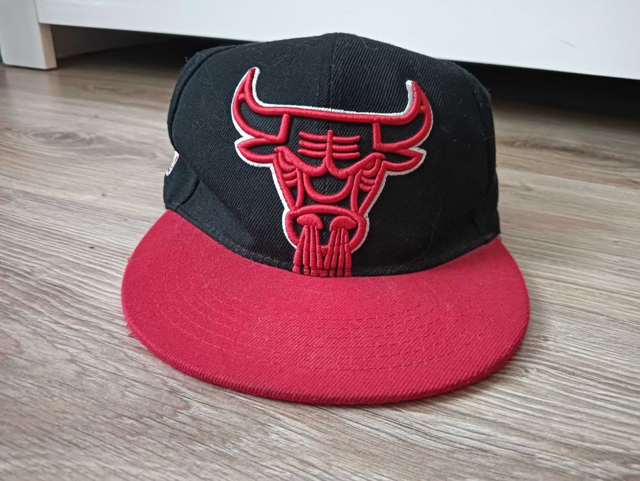 Czapka Mitchell & Ness Chicago Bulls NBA – czarna z czerwonym daszkiem