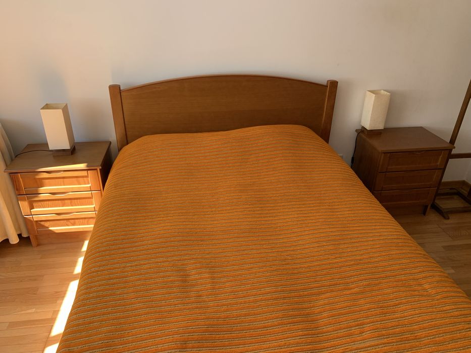 Mobília de quarto (cama de casal + colchão + mesas de cabeceira + cômoda)