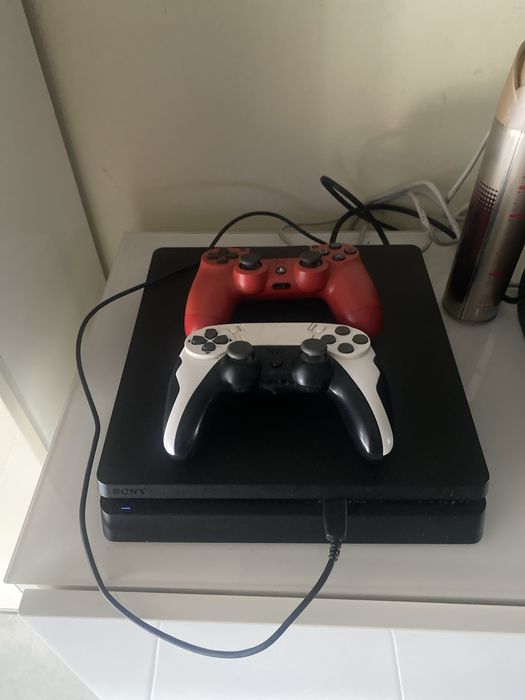 PS4 Slim 1TB + GTA V + 2 Comandos (1 original)