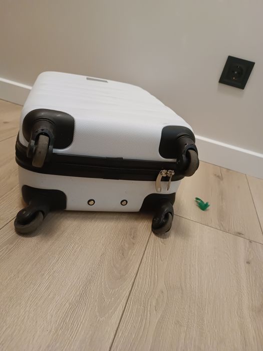 Продам чемодан на 10 кг