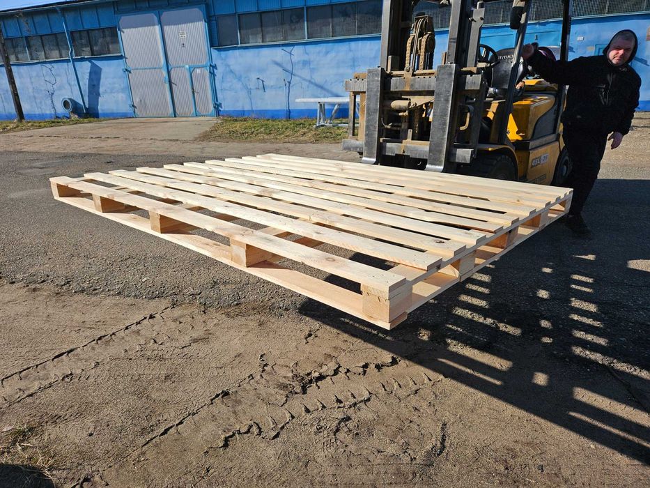 Masywna, duża paleta drewniana.