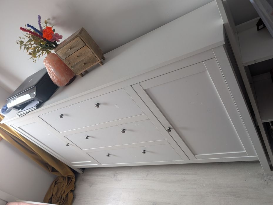 Bardzo pojemna szafa, długa i wąska