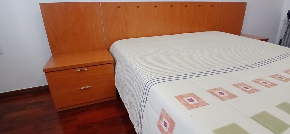 Cama de casal com colchão e mesas de cabeceira