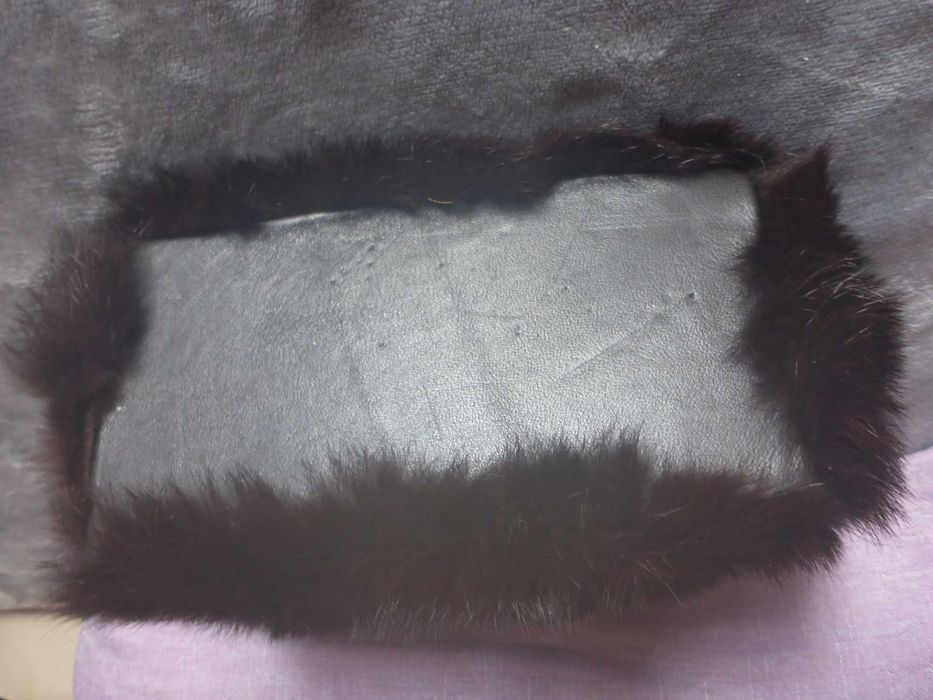 FIORETTI Mala castanha de mão - pelo genuíno de animal, com 2 pompons