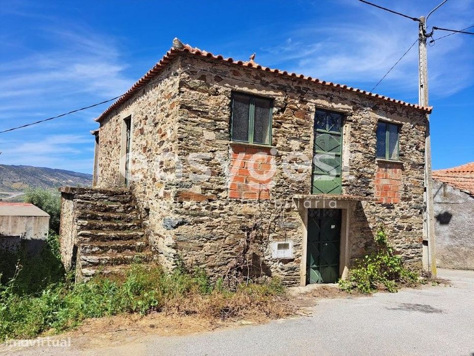Moradia para recuperar na aldeia de Nozelos, Torre de Moncorvo.