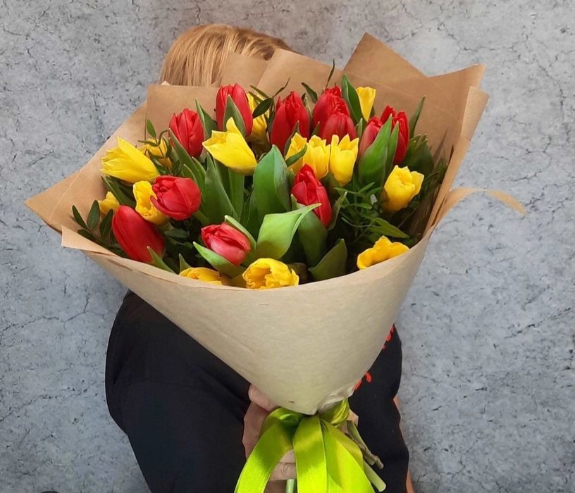 Букети з тюльпанів та нарцисів