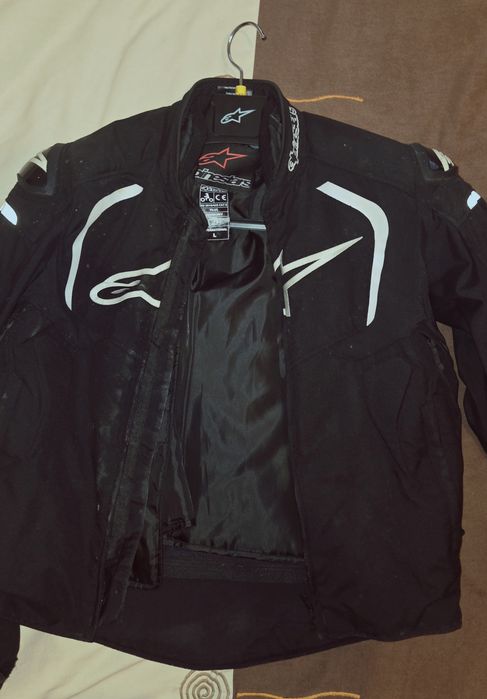 Conjunto capacete casaco calças e luvas
