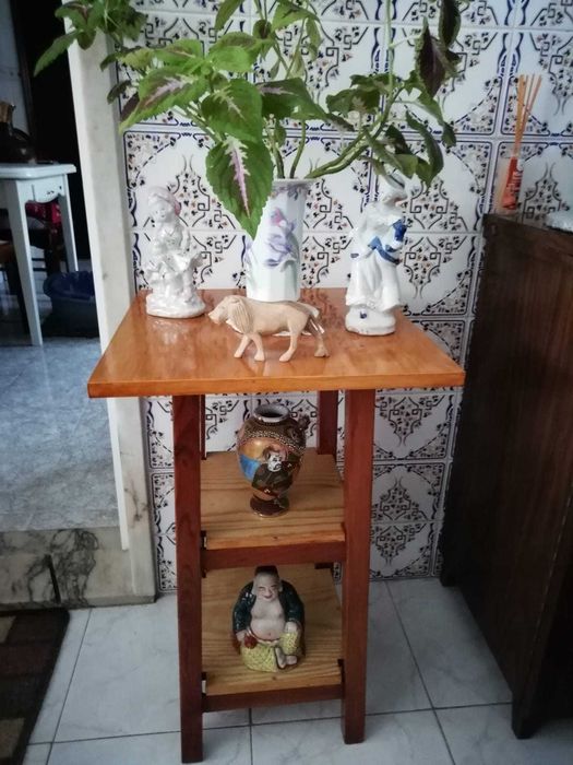 Mesa  Pequena Decorativa de Apoio Há Entrada Para Gel e Álcool