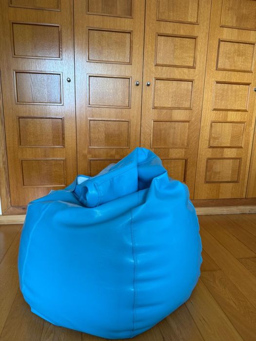 Puff azul  de pele gato preto