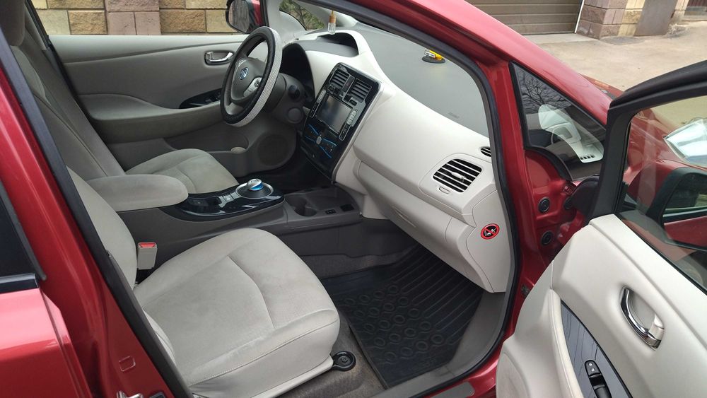 Електромобіль Nissan leaf