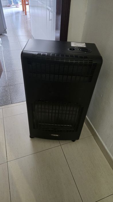 Aquecedor a gás preto